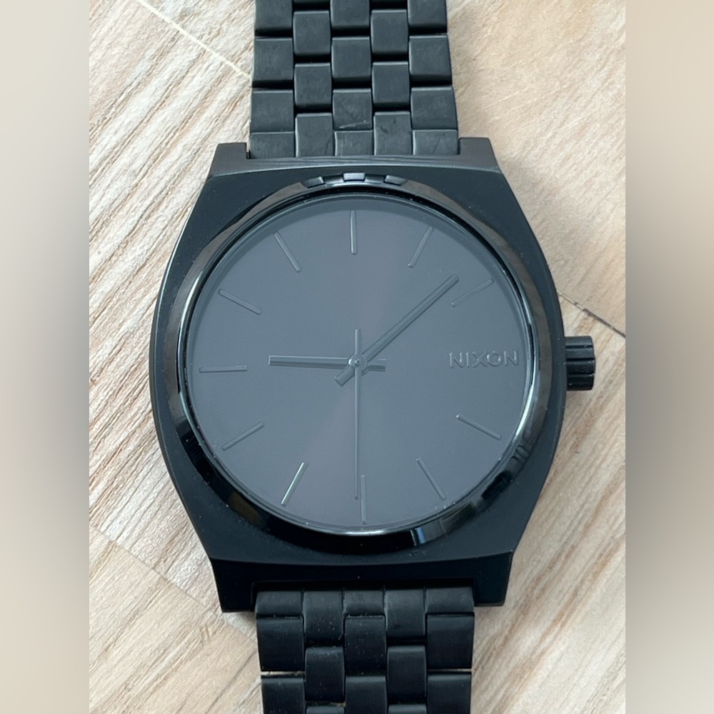 Nixon Minimal The Time Traveler Black on Black Watch Black Bracelet Dial Markers
